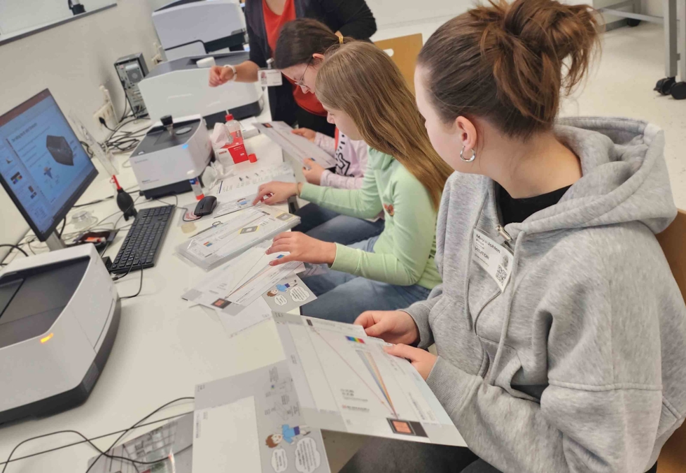 Girls'Day-Teilnehmerinnen vor Computer schauen sich Grafik an