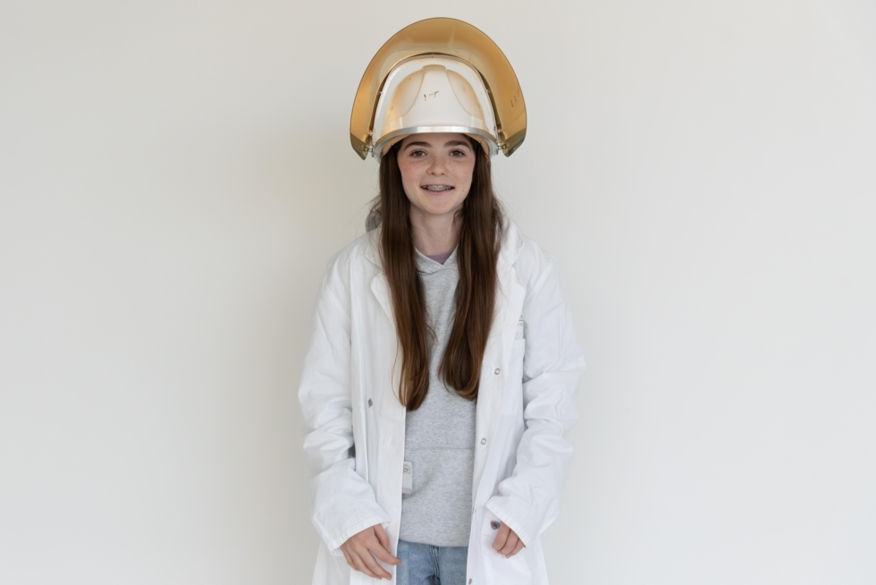 Girls'Day-Teilnehmerin mit Schutzhelm und Visier