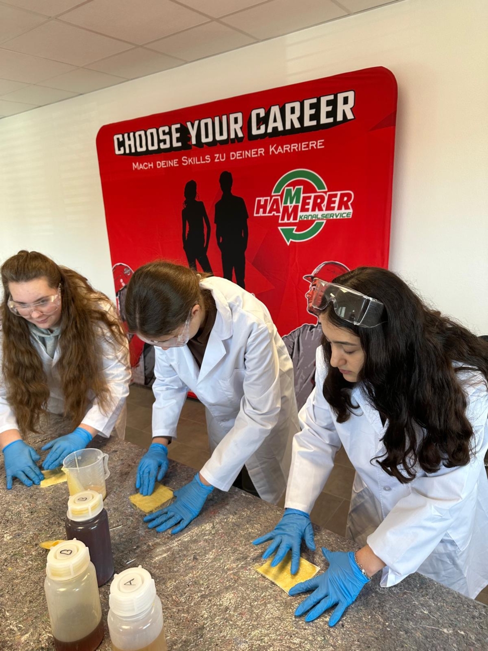 Girls'Day-Teilnehmerinnen mit Wasserproben