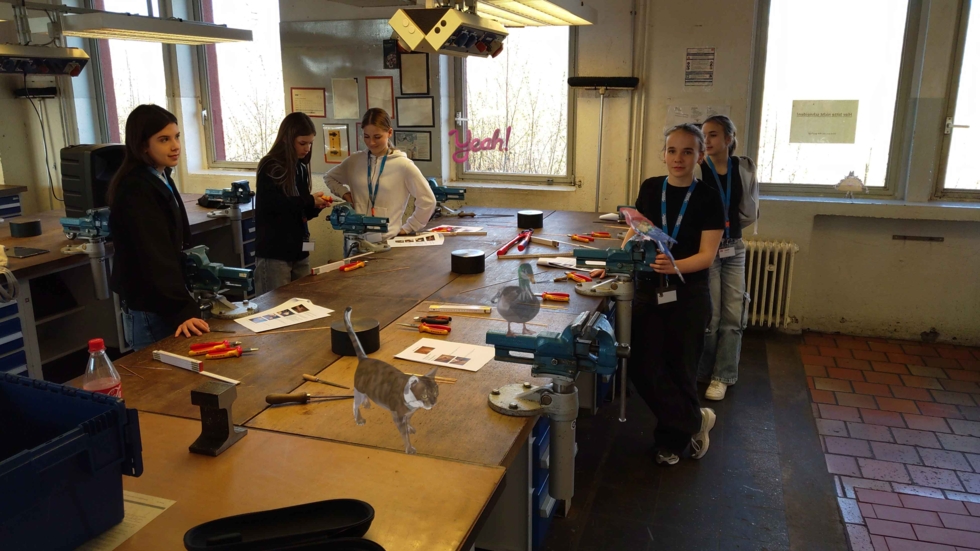 Girls'Day-Teilnehmerinnen in Werkstatt