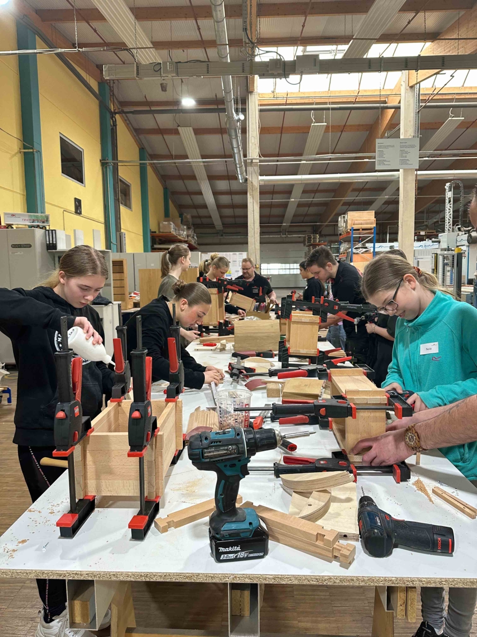 Girls'Day-Teilnehmerinnen an der Werkbank