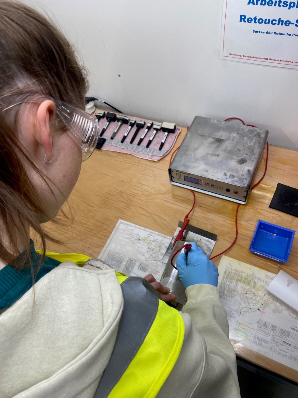 Girls' Day Teilnehmerin etcht ihren Namen in den Thermobecher