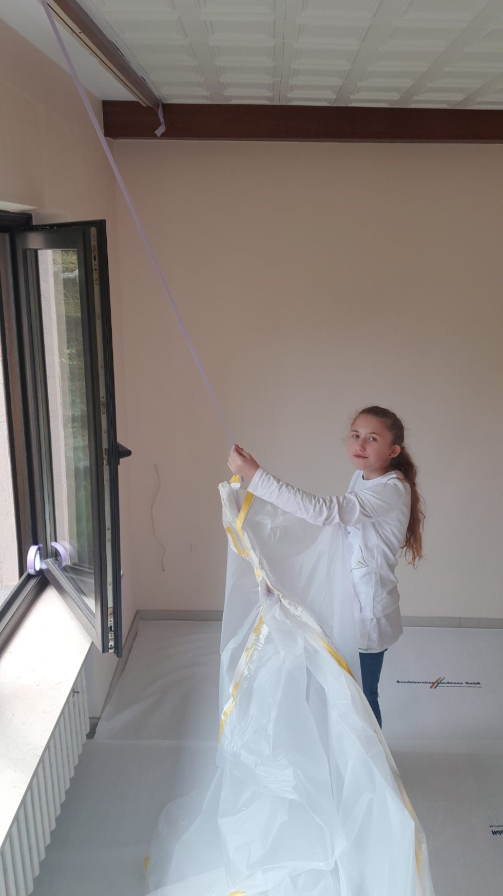 Girls'Day-Teilnehmerinnen bei Malerarbeiten