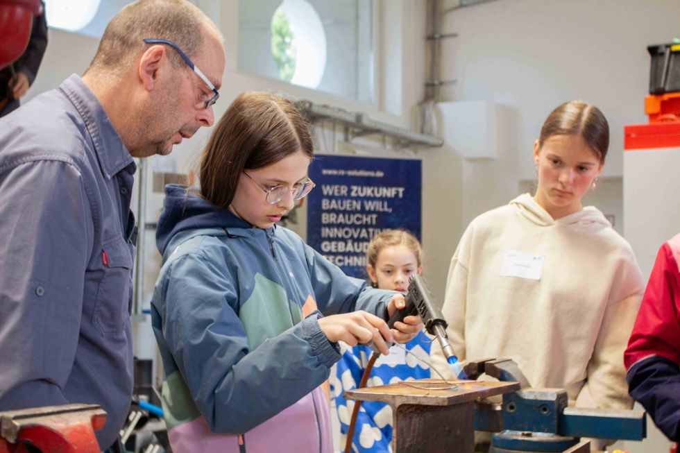 Girls'Day Teilnehmerin arbeitet mit dem Bunsenbrenner