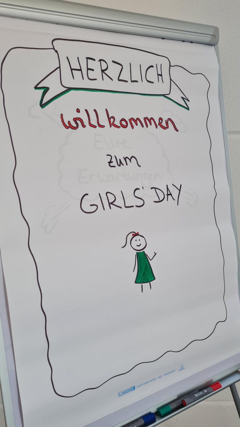 Flipchart mit Aufschrift: Herzlich willkommen zum Girls'Day