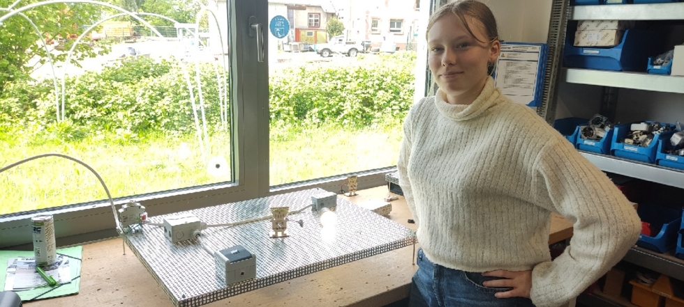 Girls'Day-Teilnehmerin mit elektrischer Schaltung