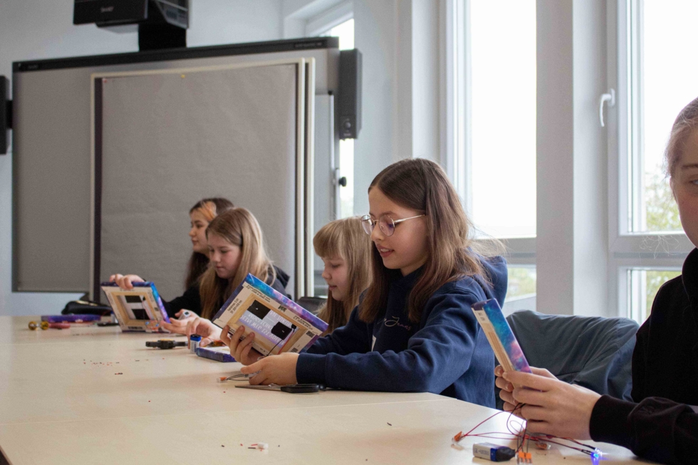 Girls'Day Teilnehmerinnen mit ihren selbstgemachten LED-Leinwänden
