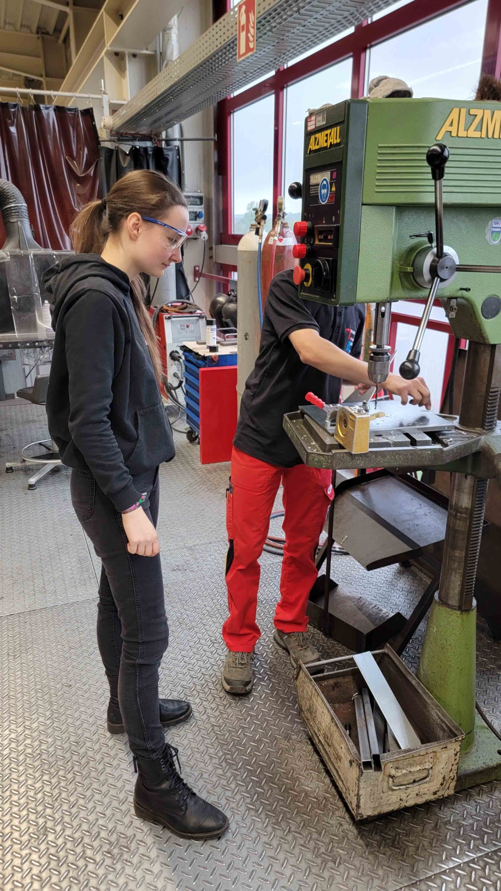 Girls'Day-Teilnehmerinnen an der Standbohrmaschine