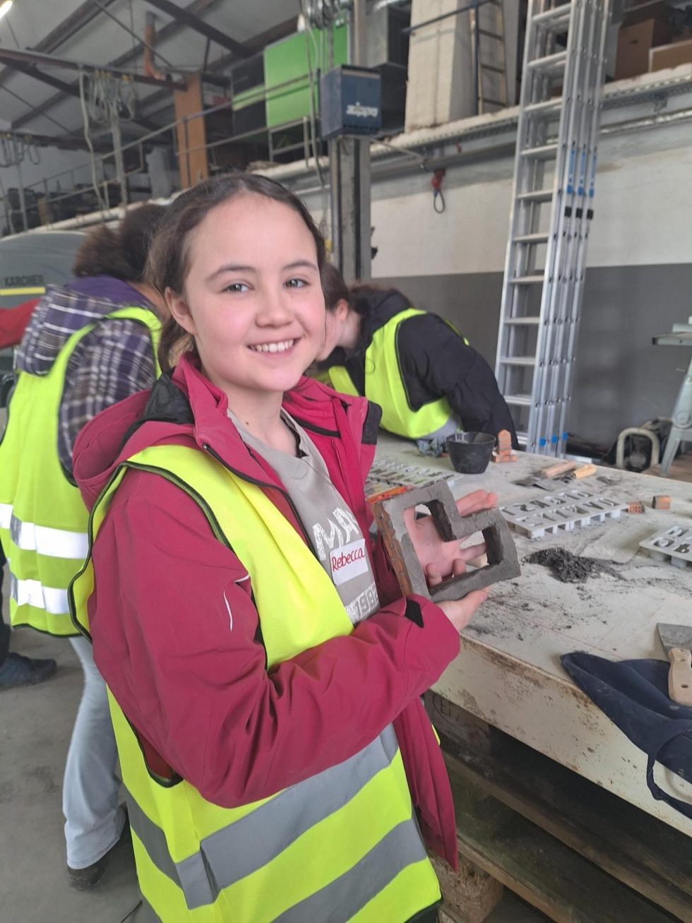 Girls'Day-Teilnehmerin zeigt Betonform