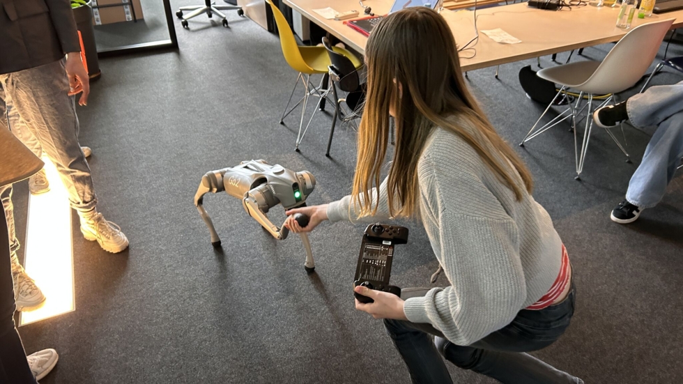 Girls'Day-Teilnehmerin mit Robohund