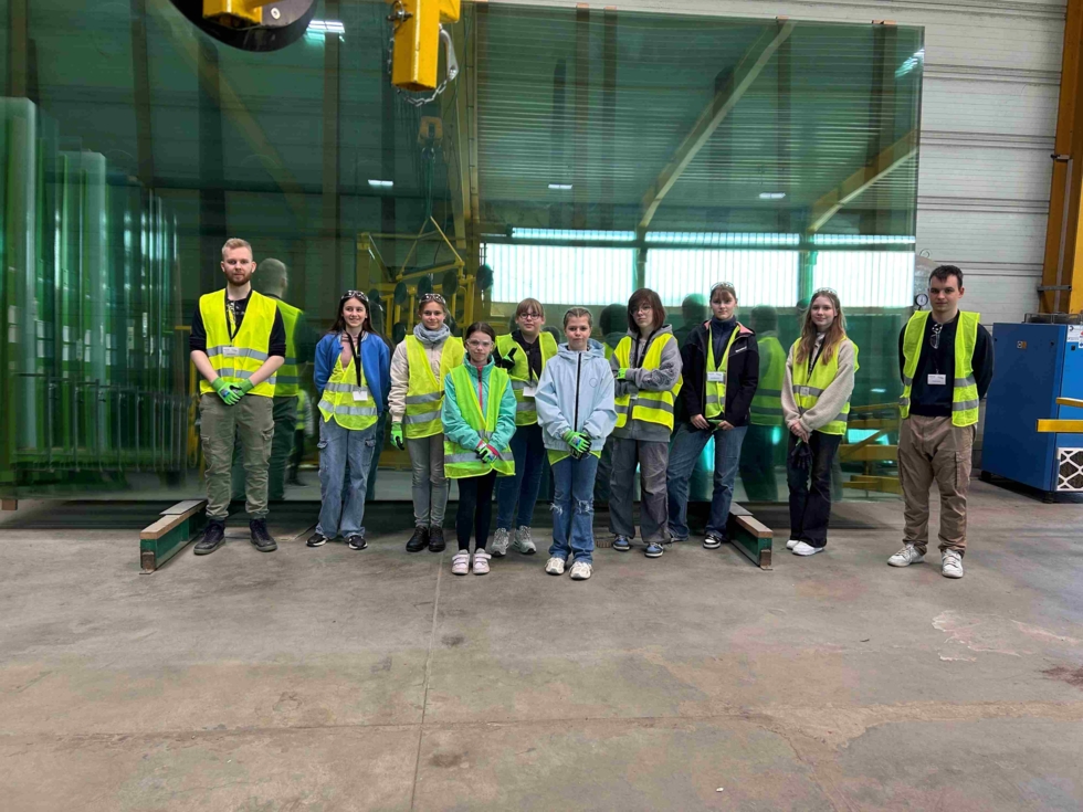 Gruppenbild von Girls'Day-Teilnehmerinnen in der Glasproduktion