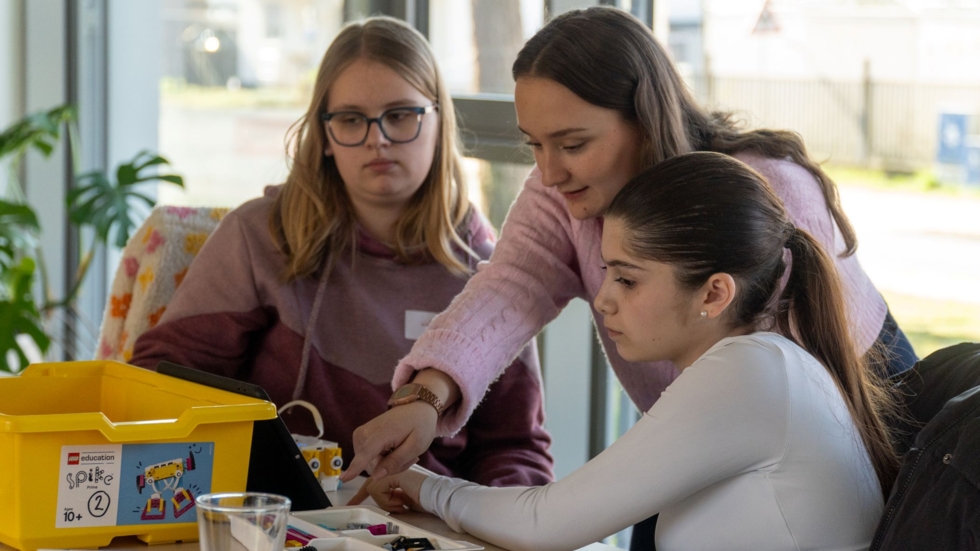 Girls' Day Teilnehmerinnen mit einer Mitarbeiterin