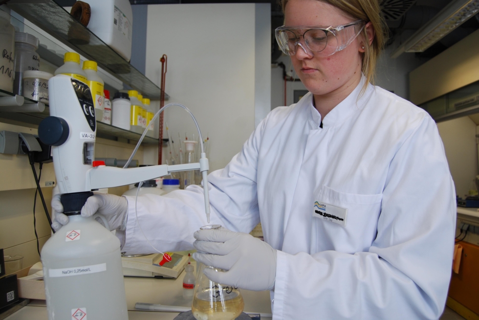 Girls'Day Teilnehmerinnen im Labor