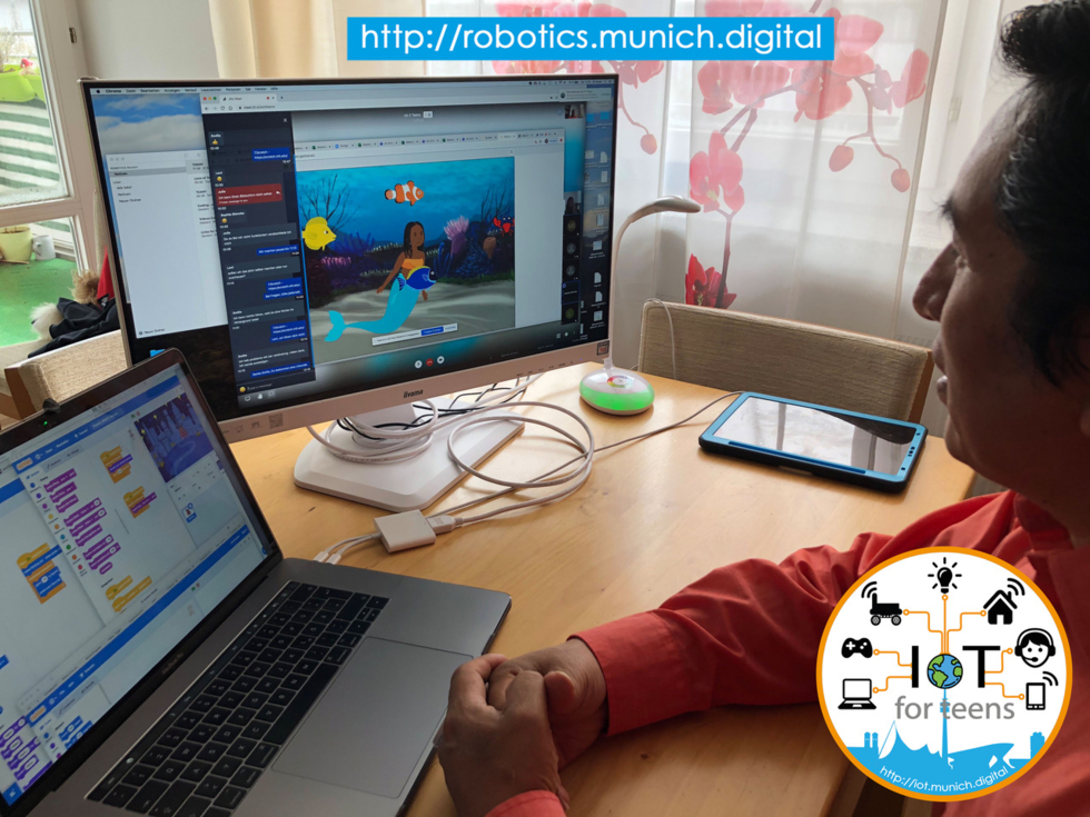 Mann sitzt vor zwei Monitoren mit Programmiercode