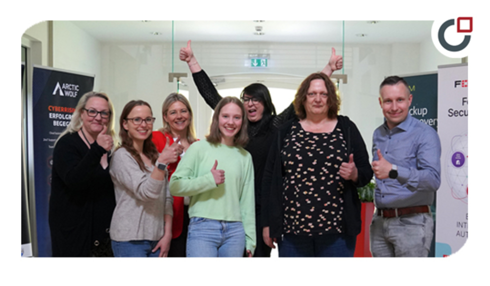 Gruppenfoto: Girls'Day Teilnehmerin und pdv-systeme-Team