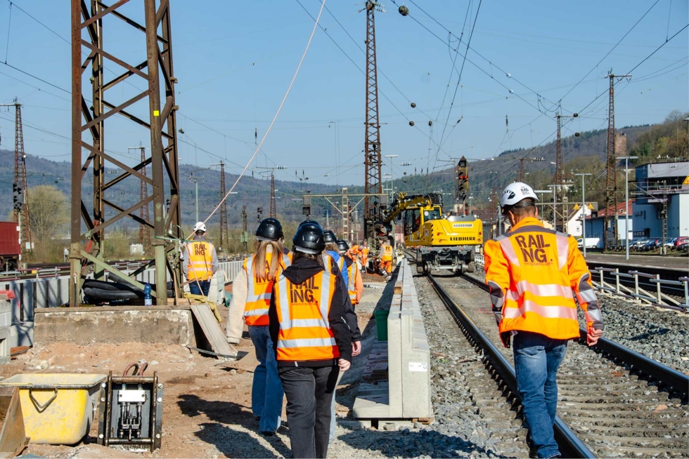 Girls'Day-Teilnehmerinnen auf Bahnbaustelle