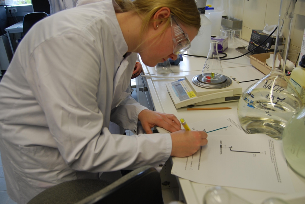 Girls'Day Teilnehmerinnen im Labor