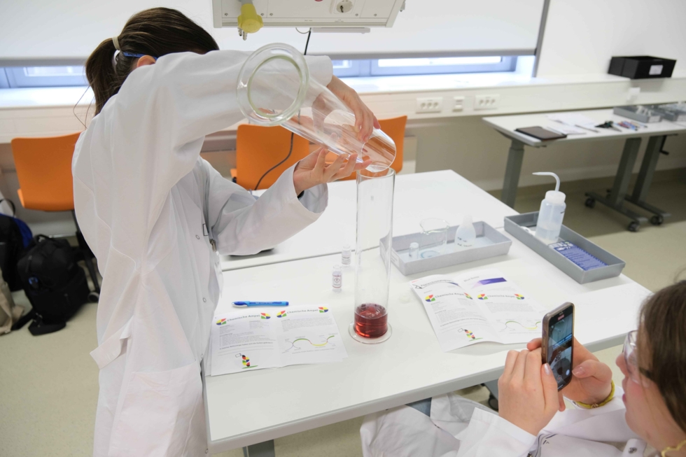 Girls'Day Teilnehmende im Labor
