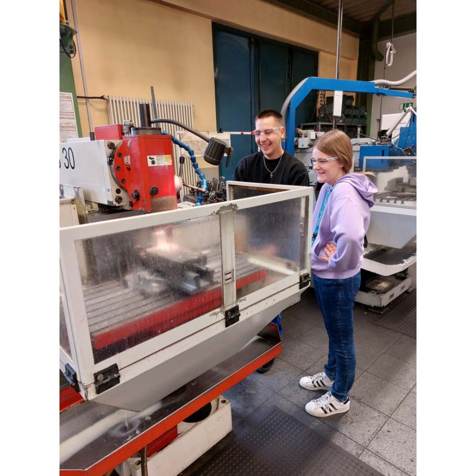 Girls'Day Teilnehmerin während der Produktion