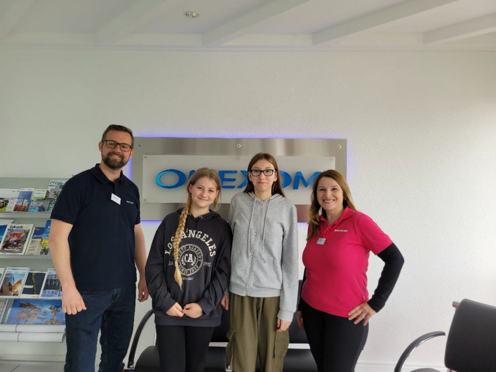 Gruppenfoto mit Girls'Day-Teilnehmerinnen bei der Omexom GA Süd GmbH