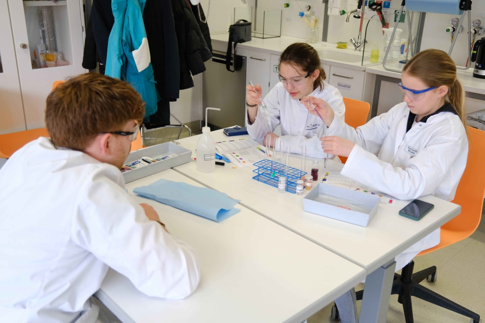 Girls'Day Teilnehmende im Labor