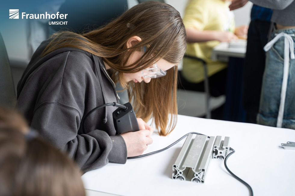 Girls'Day Teilnehmerin bei der Arbeit mit Metall