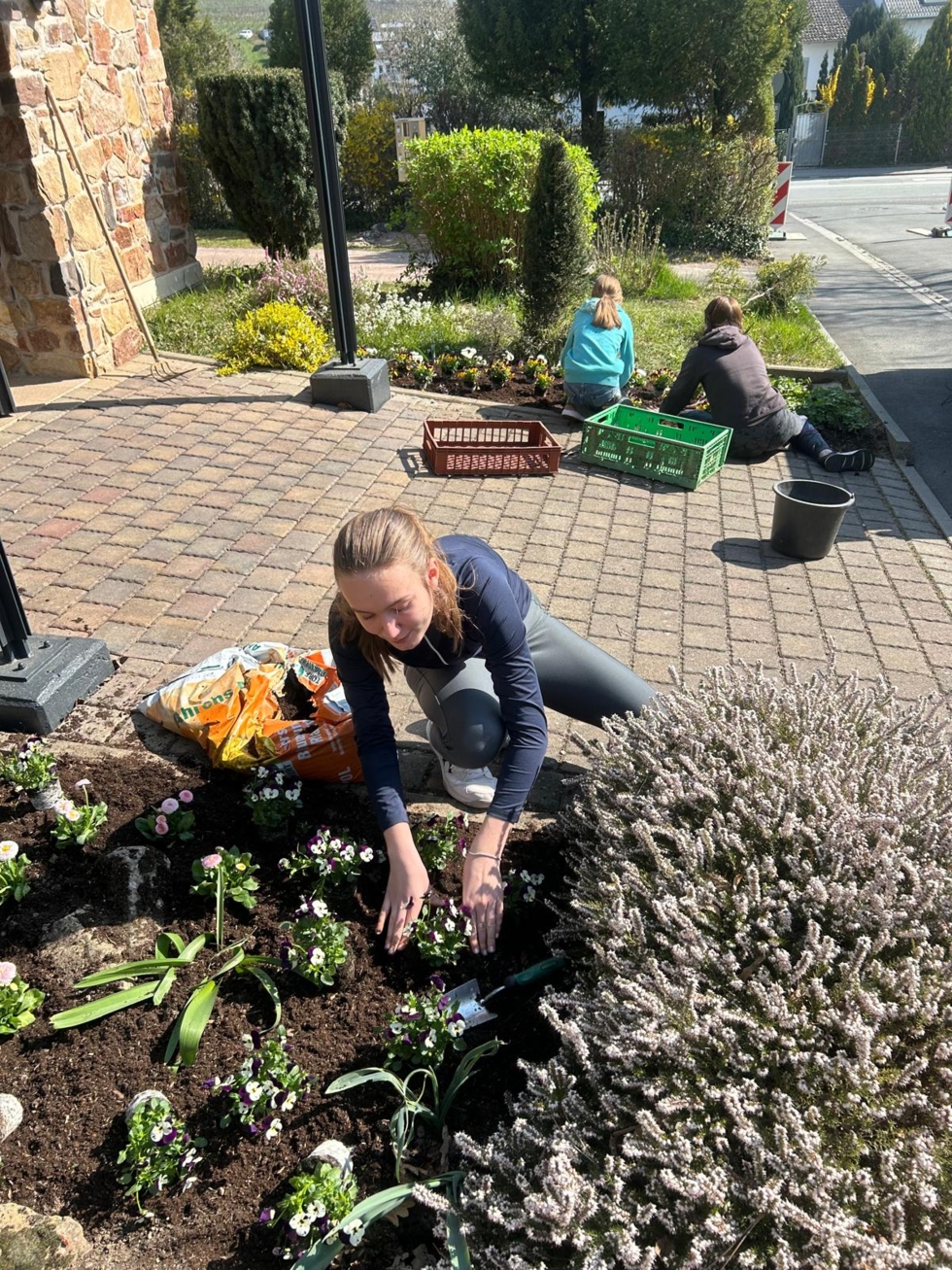 Girls'Day-Teilnehmerinnen bei Gartenarbeiten