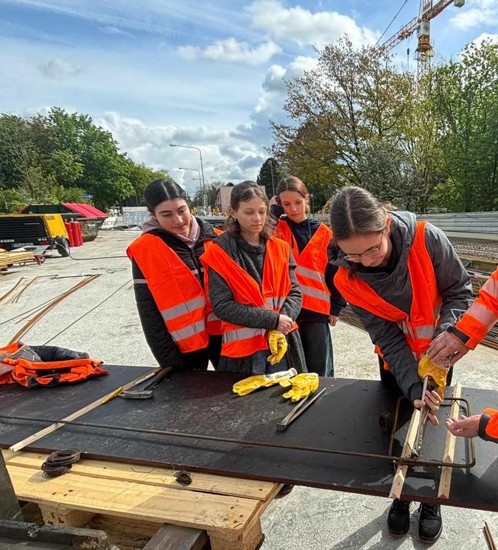 Girls'Day Teilnehmerinnen bei der Arbeit mit Metall