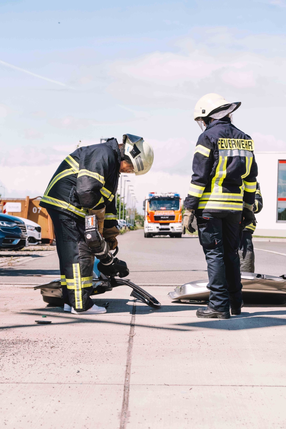 Girls'Day Teilnehmende zerschneiden eine Autotür