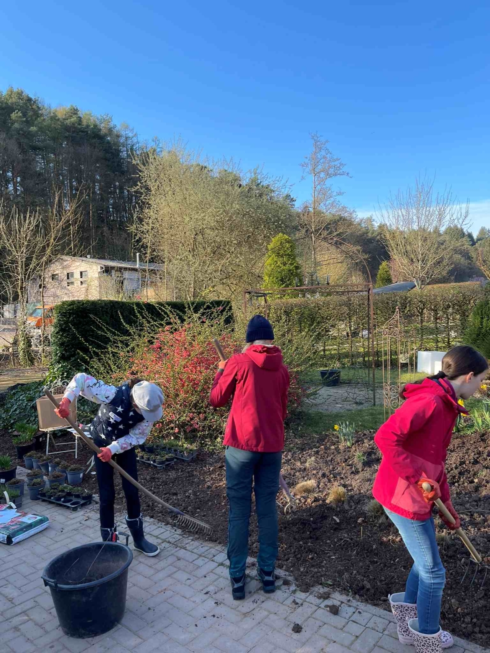Girls'Day-Teilnehmerinnen bei Gartenarbeiten