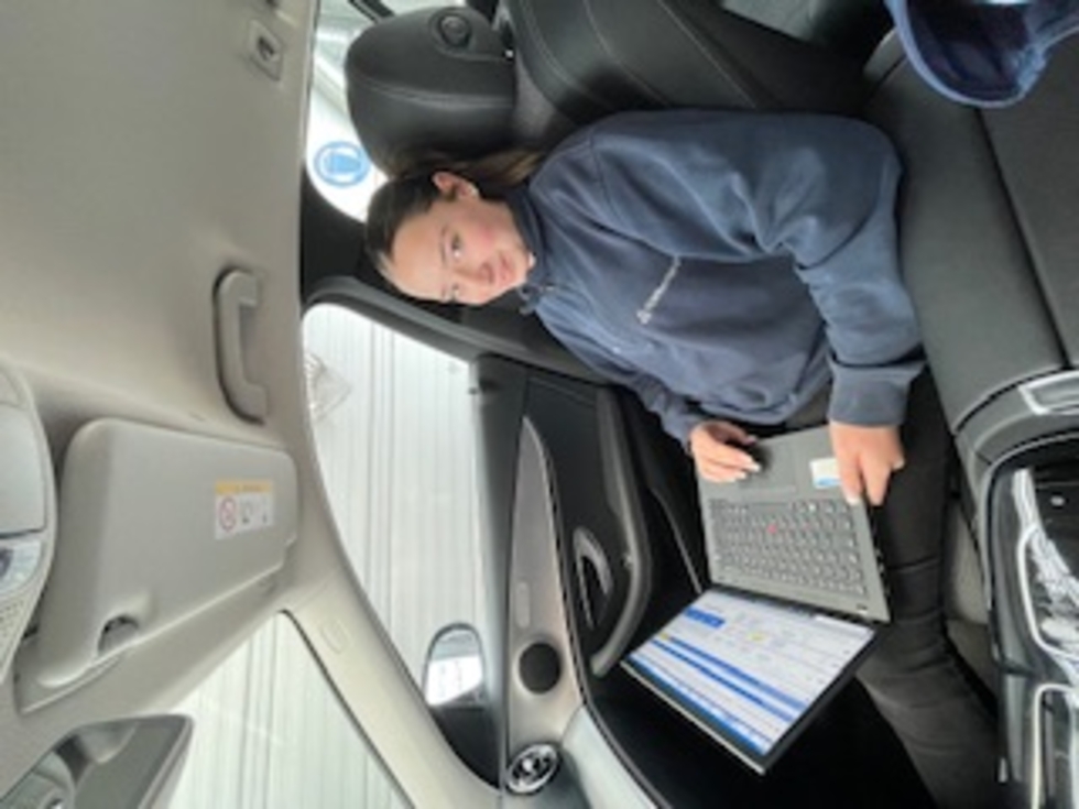 Girls'Day-Teilnehmerinnen mit Laptop im Auto