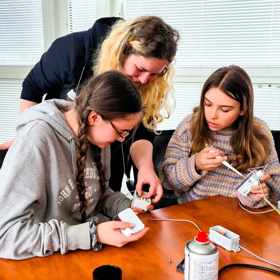Girls'Day Teilnehmerinnen setzen Elektroteile zusammen