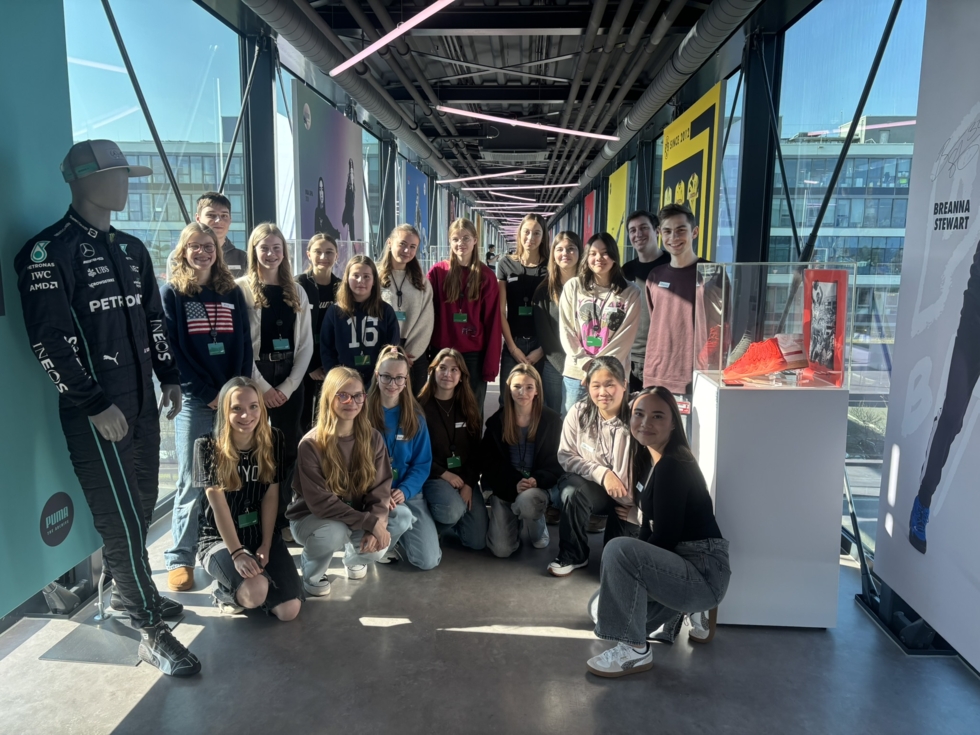 Gruppenbild von Girls'Day-Teilnehmerinnen in einem Bürogebäude