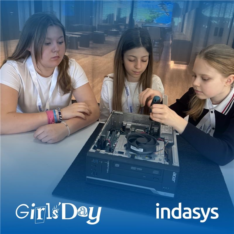 Girls'Day-Teilnehmerinnen schrauben an einem Computer