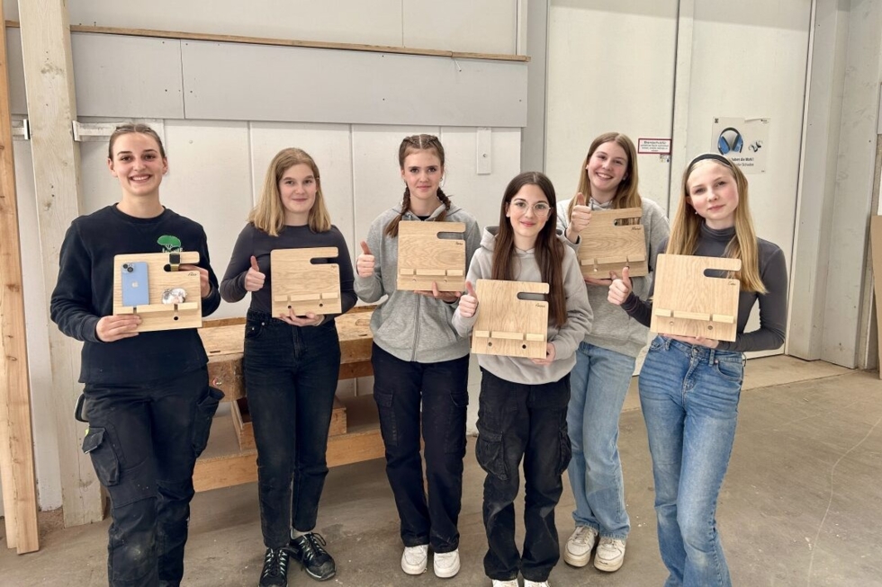 Gruppenfoto der Girls'Day-Teilnehmerinnen bei Werner Objekteinrichtungen