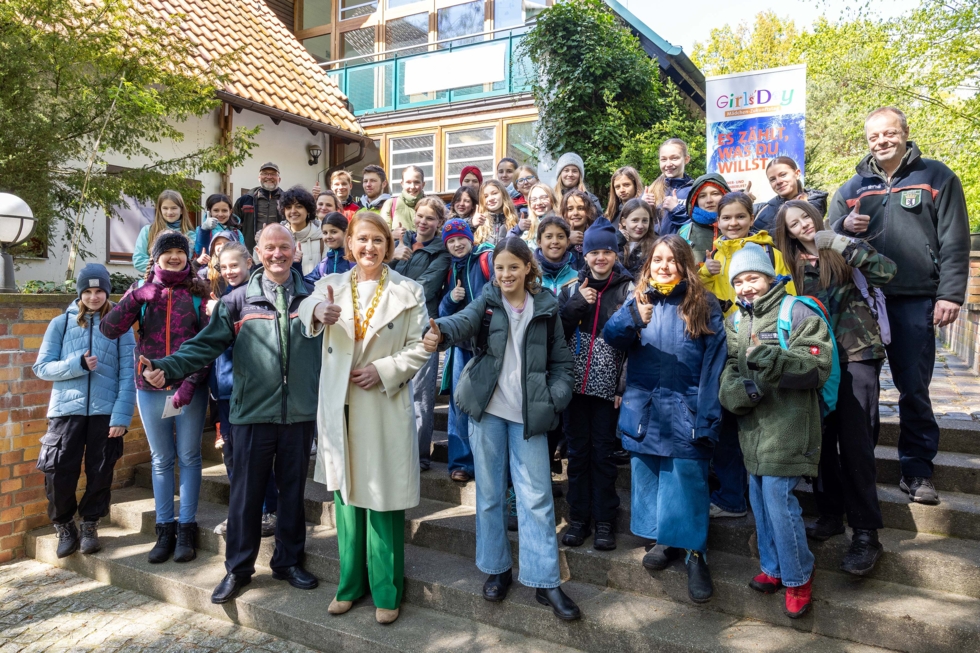 Gruppenfoto mit Ministerin Paus und Girls'Day-Teilnehmerinnen