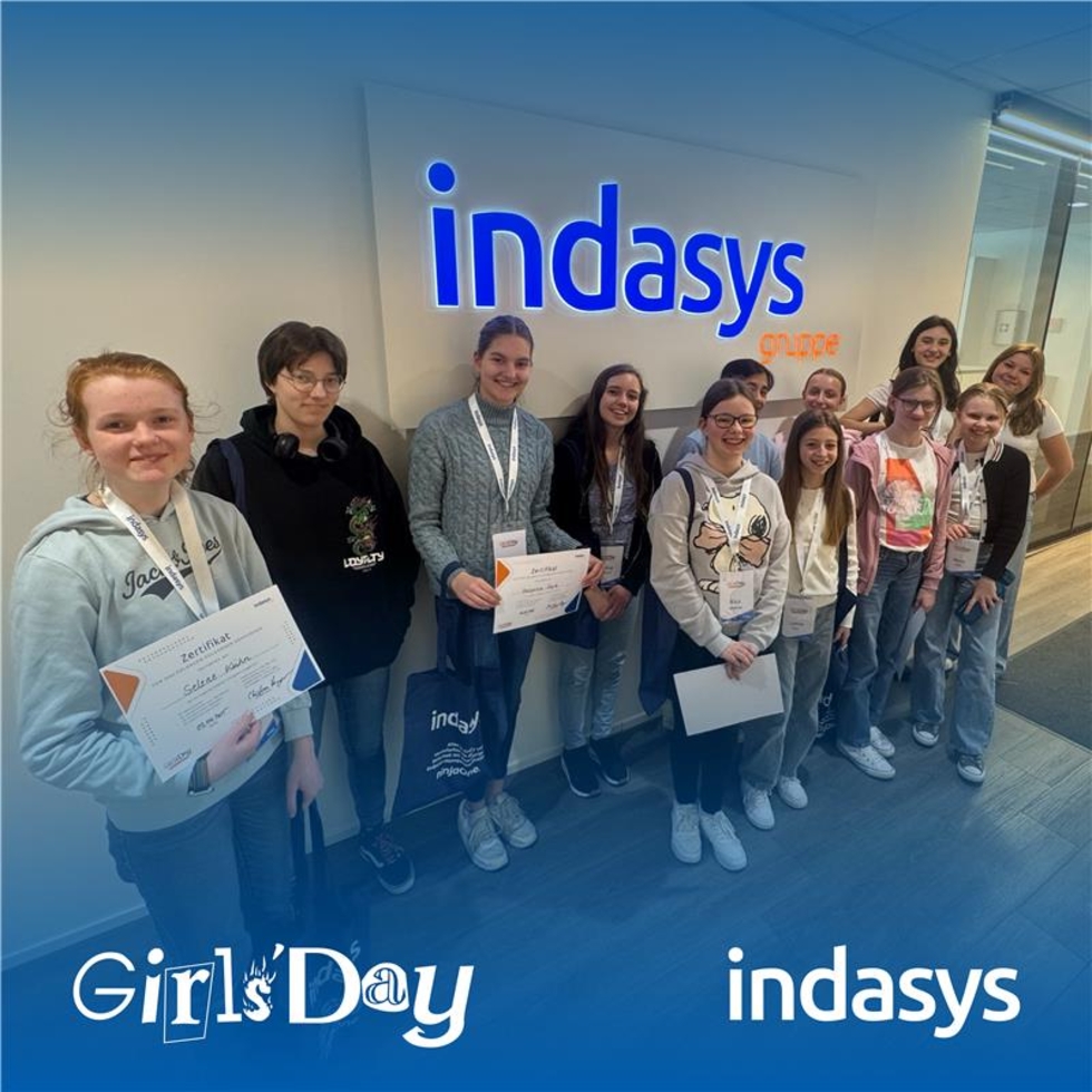 Gruppenbild von Girls'Day-Teilnehmerinnen vor Firmenlogo
