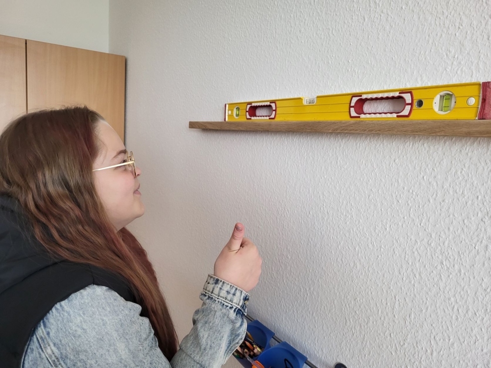Girls'Day-Teilnehmerin mit Wasserwaage