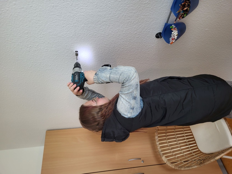 Girls'Day-Teilnehmerin bohrt in eine Wand