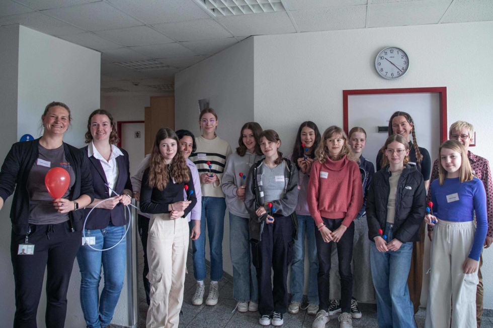 Gruppenbild mit Girls'Day-Teilnehmerinnen und Personal der Hemoteq AG