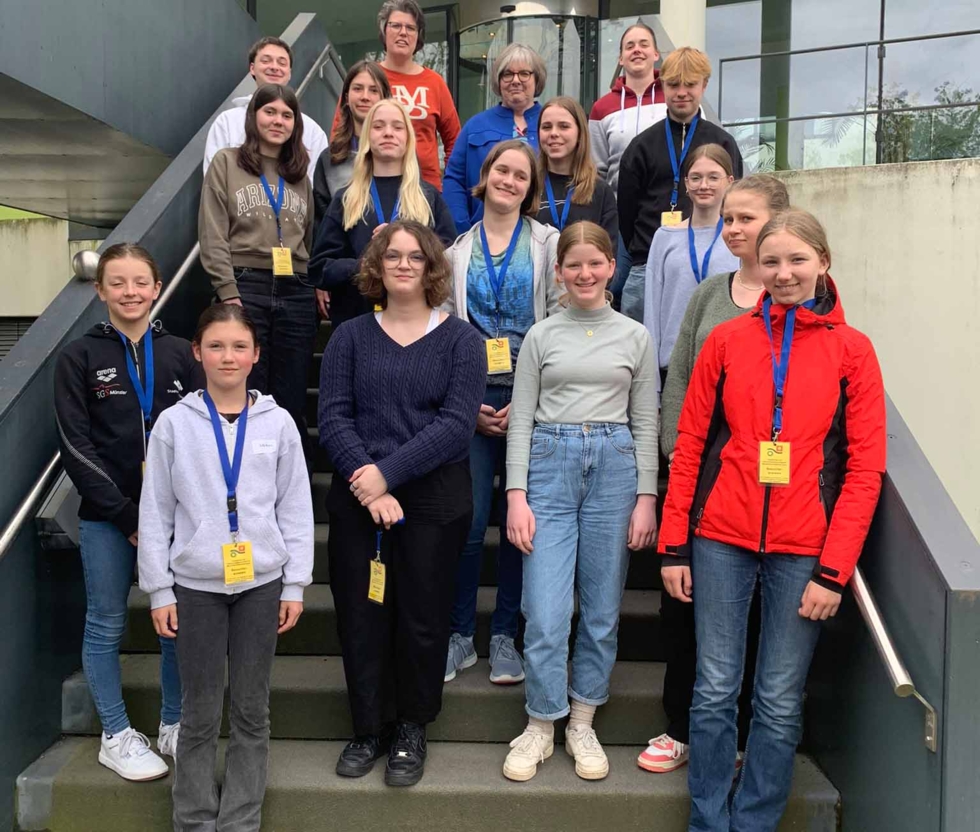 Gruppenbild mit Girls'Day-Teilnehmerinnen und Personal