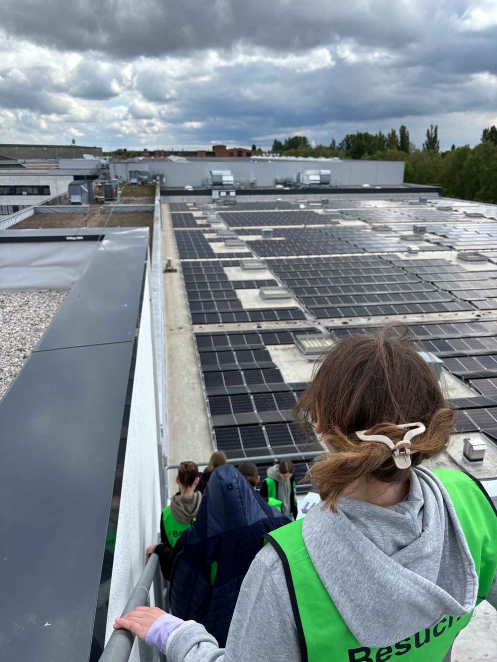 Girls'Day Teilnehmerinnen beim besichtigen der Solaranlage auf dem Dach