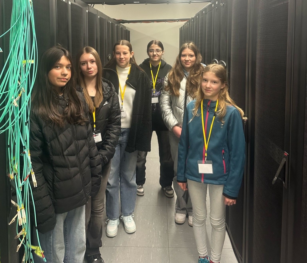 Girls'Day-Teilnehmerinnen in der Faciliy-Management-Abteilung bei MediaMarktSaturn Deutschland