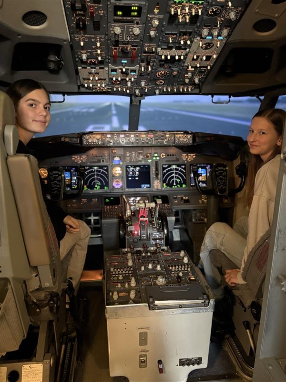 Zwei Mädchen im Cockpit eines Flugzeugs
