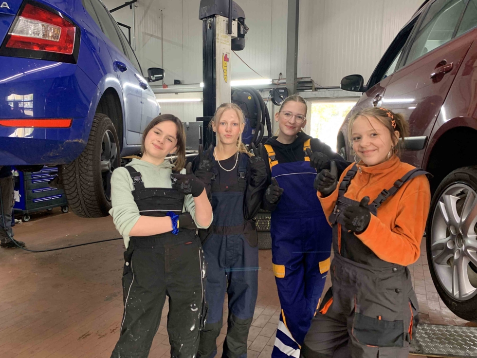 Girls'Day-Teilnehmerinnen in der Kfz-Werkstatt