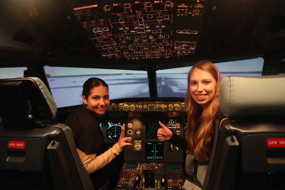 Girls'Day Teilnehmende im Cockpit