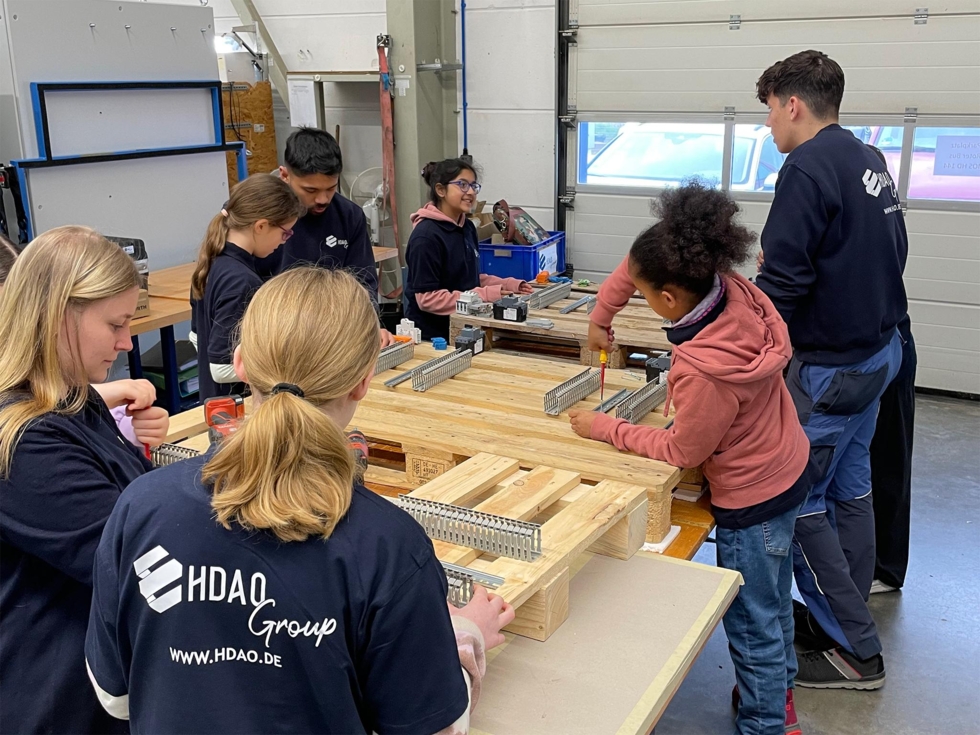Girls'Day-Teilnehmerinnen an der Werkbank