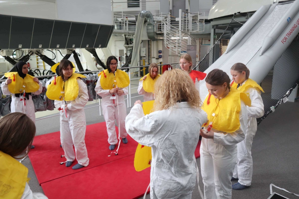 Girls'Day Teilnehmende beim Absturztraining