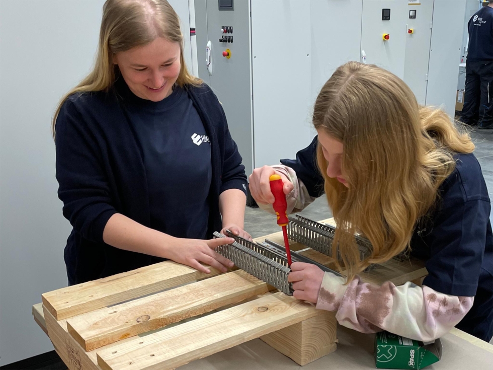 Girls'Day-Teilnehmerin mit Mitarbeiterin an der Werkbank