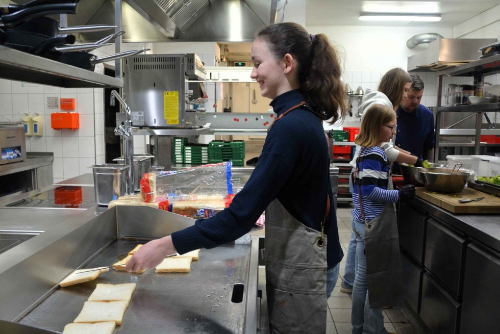 Girls'Day Teilnehmerinnen beim kochen des Mittagessens